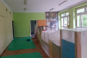 pusta sala przedszkolna przygotowana do malowania