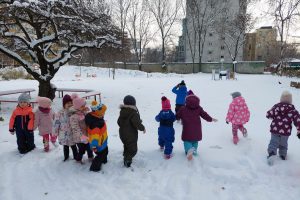 Przedszkolaki na śniegu