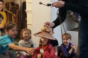 w teatrze lalek pani prezentuje lalkę Alladyna