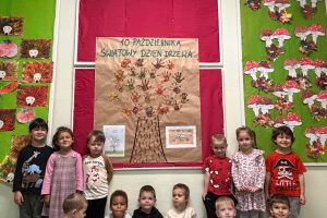plakat na światowy dzień drzewa i przedszkolaki