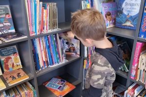chłopczyk w bibliotec