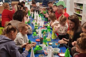 spotkanie przy robieniu ozdób w przedszkolu