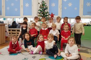 małe dzieci przy choince