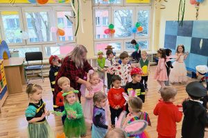 dzieci w przedszkolu na balu przebierańców